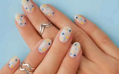 zomorad.com post بهترین طرح‌های ژلیش ناخن دخترانه ۱۴۰۴ با بودجه کم