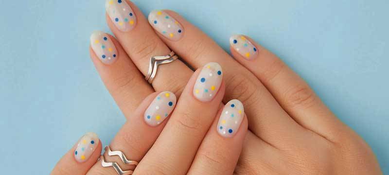 zomorad.com post بهترین طرح‌های ژلیش ناخن دخترانه ۱۴۰۴ با بودجه کم