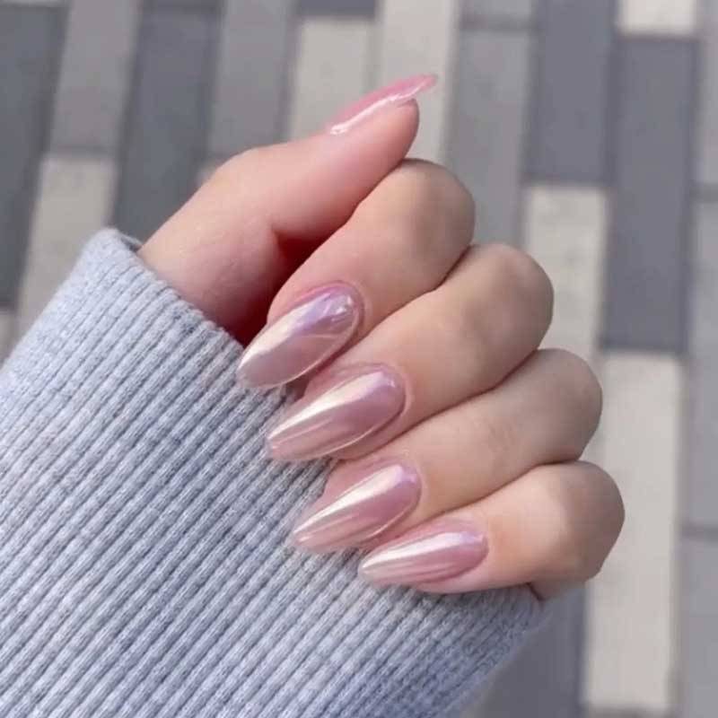 zomorad.com post طرح ناخن با افکت کروم با رنگ‌های خنثی