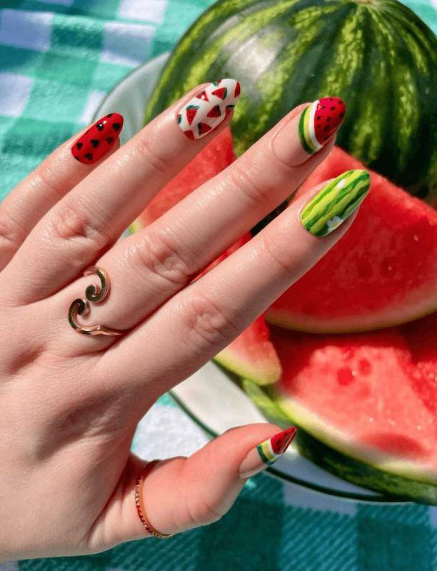 zomorad.com post طرح ناخن با میوه‌ای تابستانی