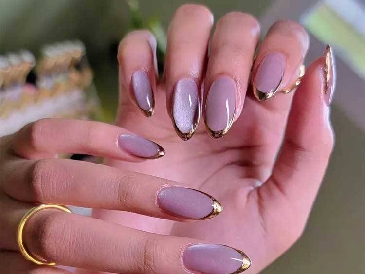 zomorad.com post طرح ناخن شیشه‌ای با تاپ‌کوت براق